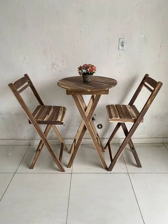 Mesa de madeira dobrável com 2 cadeiras