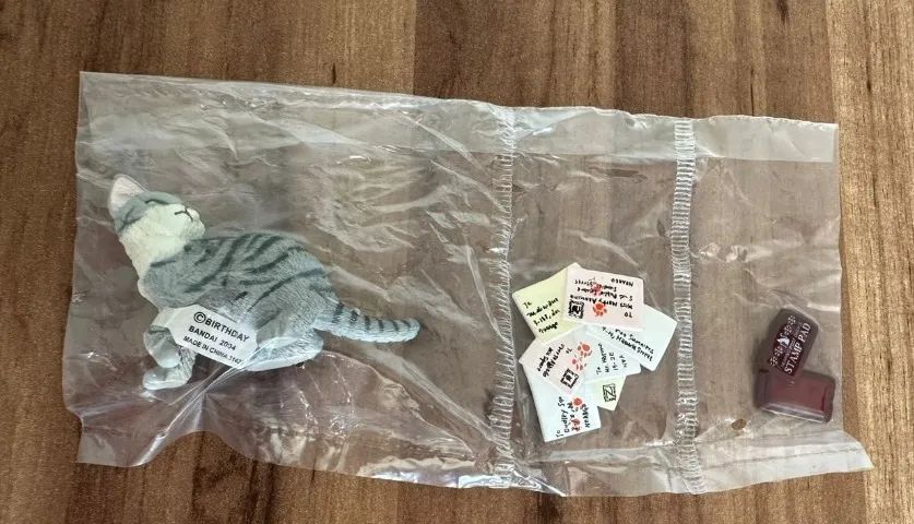 ENFEITE DE MINIATURA DE UM GATO COM ALGUMAS CARTAS - CENÁRIO COLECIONAVEIS BANDAI 2004 - Foto 2