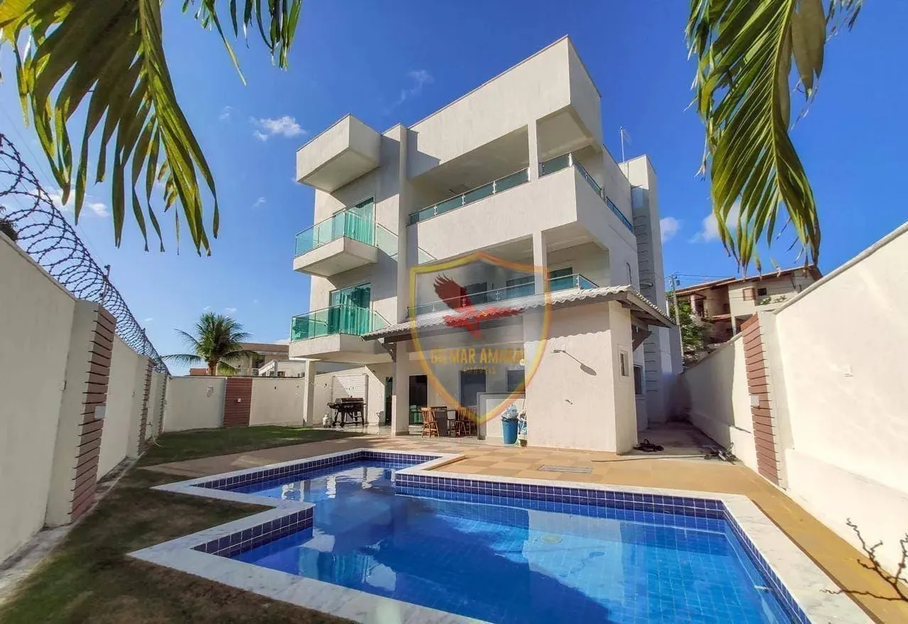 CASA TRIPLEX COM ELEVADOR E PISCINA .