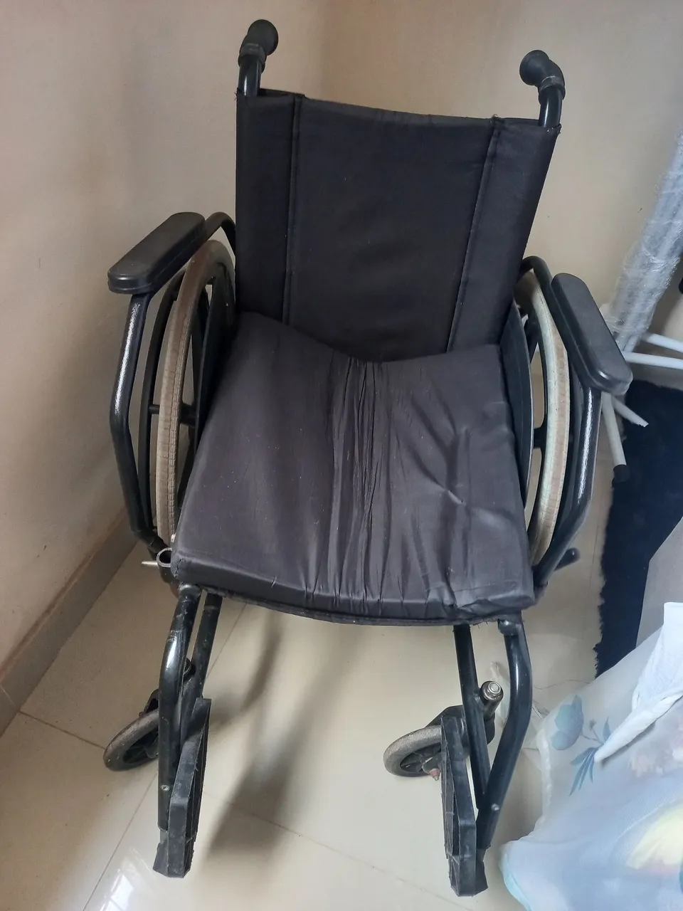 Cadeira de Rodas Confortável e Resistente