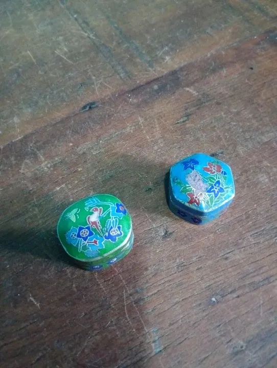 Antigo par de porta anel/ jóias em metal e cloisone <br><br>3 cm<br>