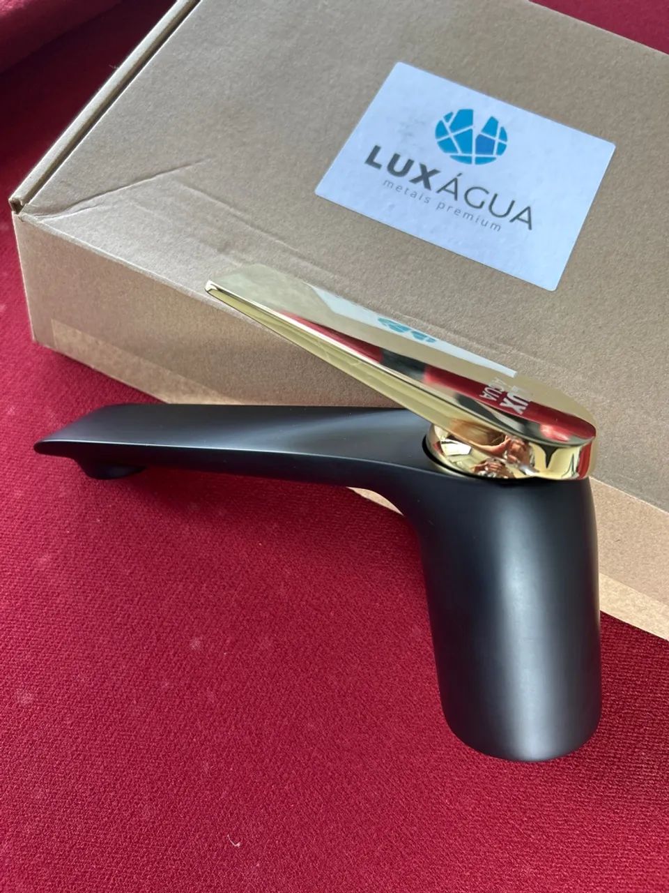 Torneira de Banheiro Luxagua em Preto e Dourado - 