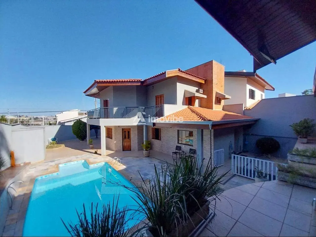 Casa para locação - 3 quartos, 1 suíte, 4 banheiros, área de lazer com piscina - Bairro no