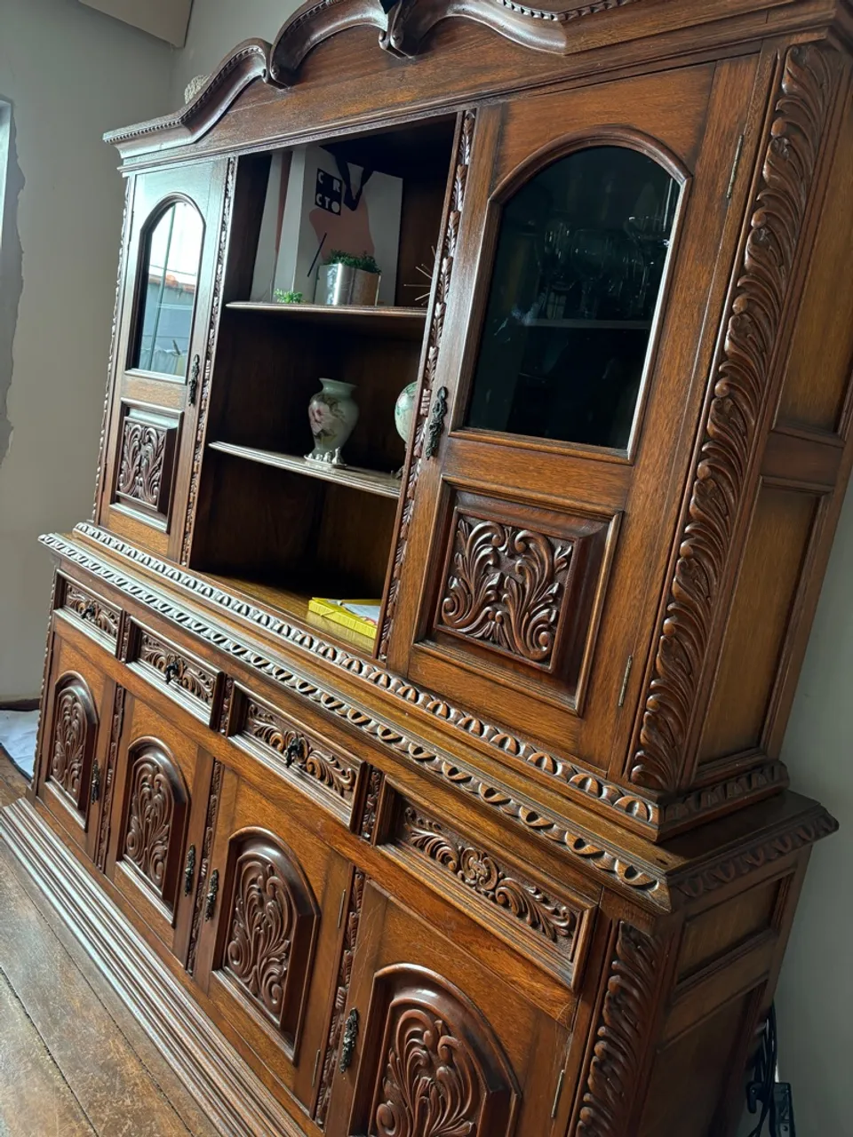 Armário de madeira ricos em detalhes