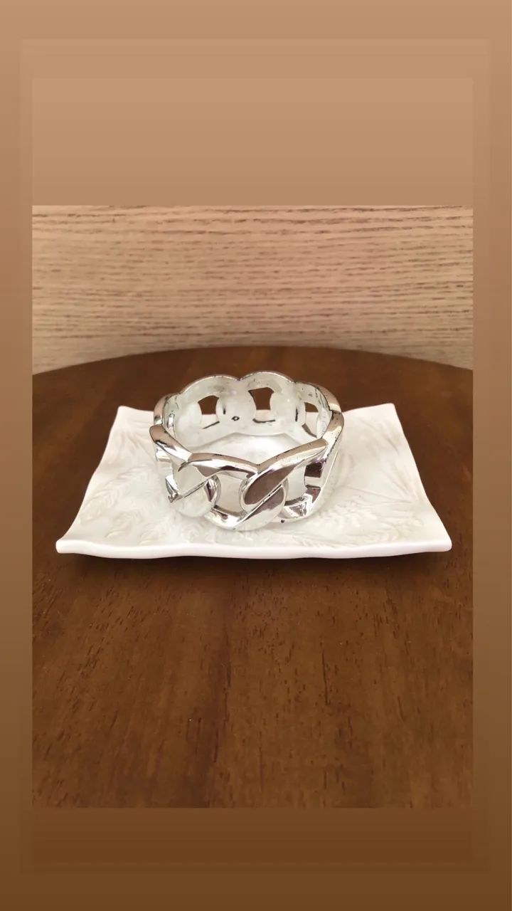 Pulseira prateada em acrílico 