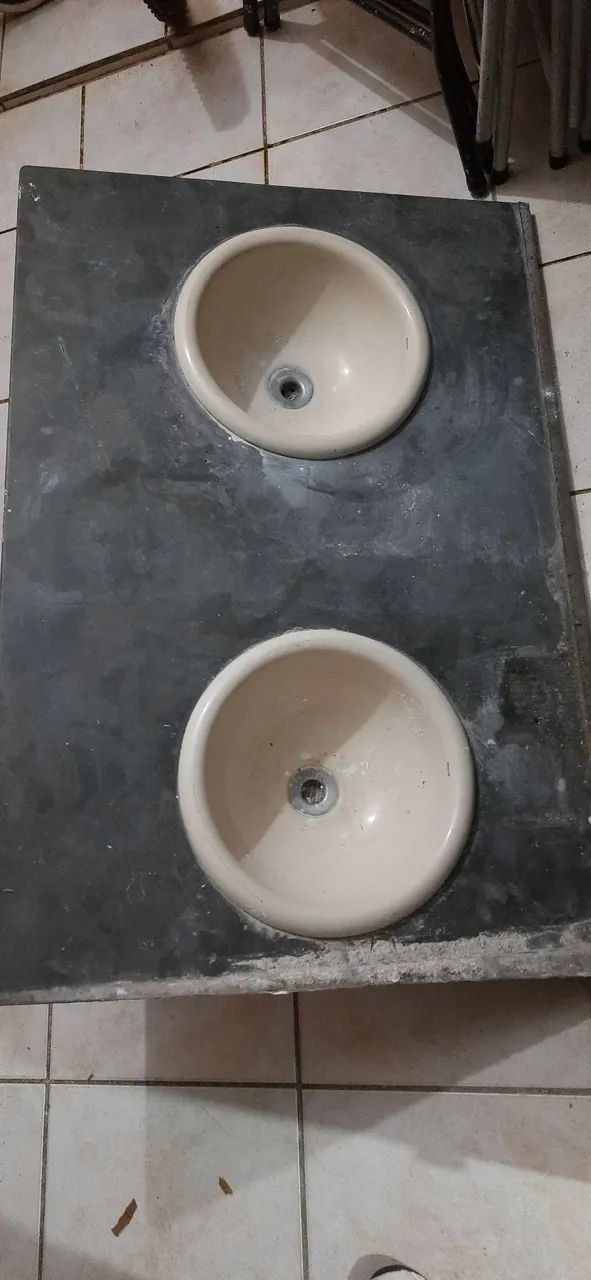 Mesa de ardósia com duas cubas 