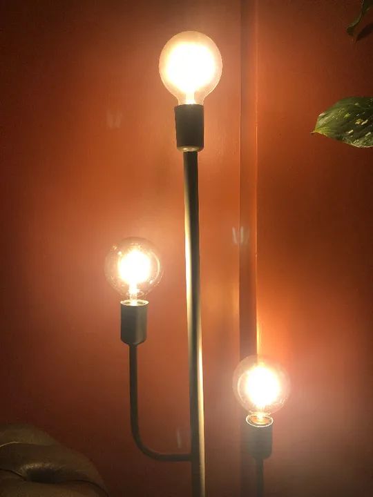 02 Luminárias de mesa e 01 luminária de piso - Foto 5