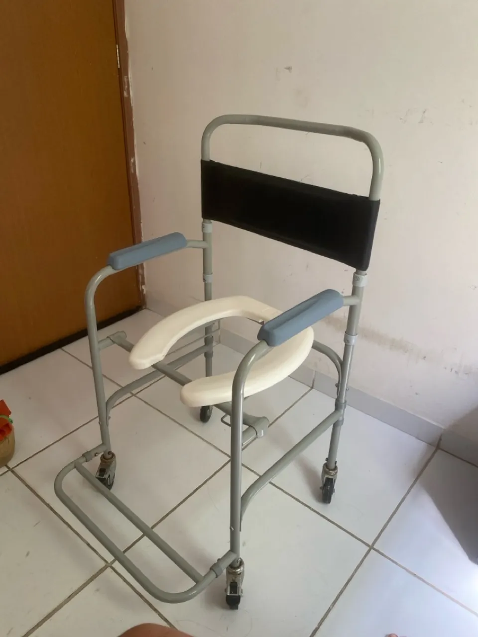 Cadeira de Banho com Rodas - Conforto e Segurança