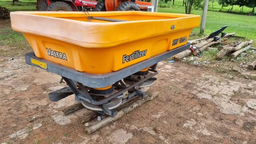 Adubadeira Valtra Fertilizer 1300L