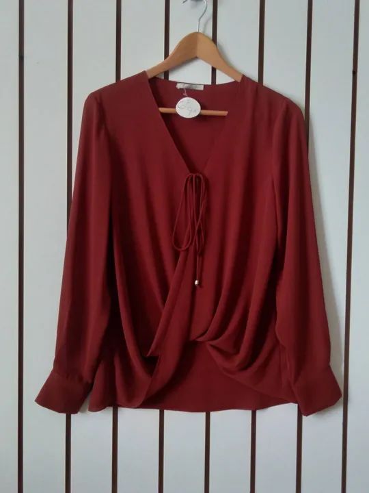 Blusa feminina de viscose cor marsala mangas longas com transpasse 