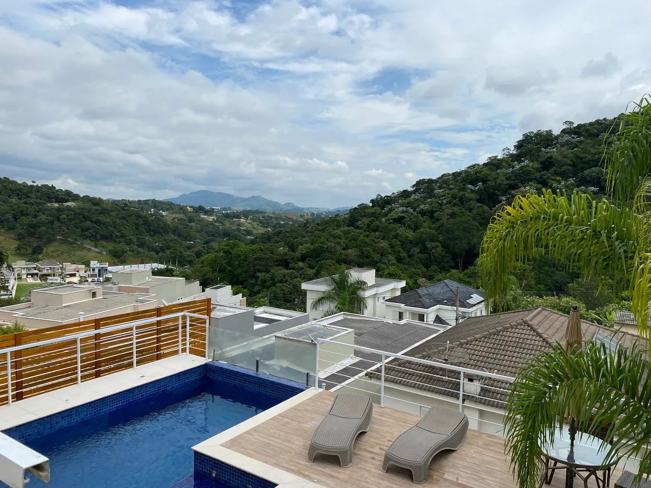 Casa maravilhosa Mobiliada Locação VALVILLE 1 - Vista do alto para a floresta - 4 dorm + e