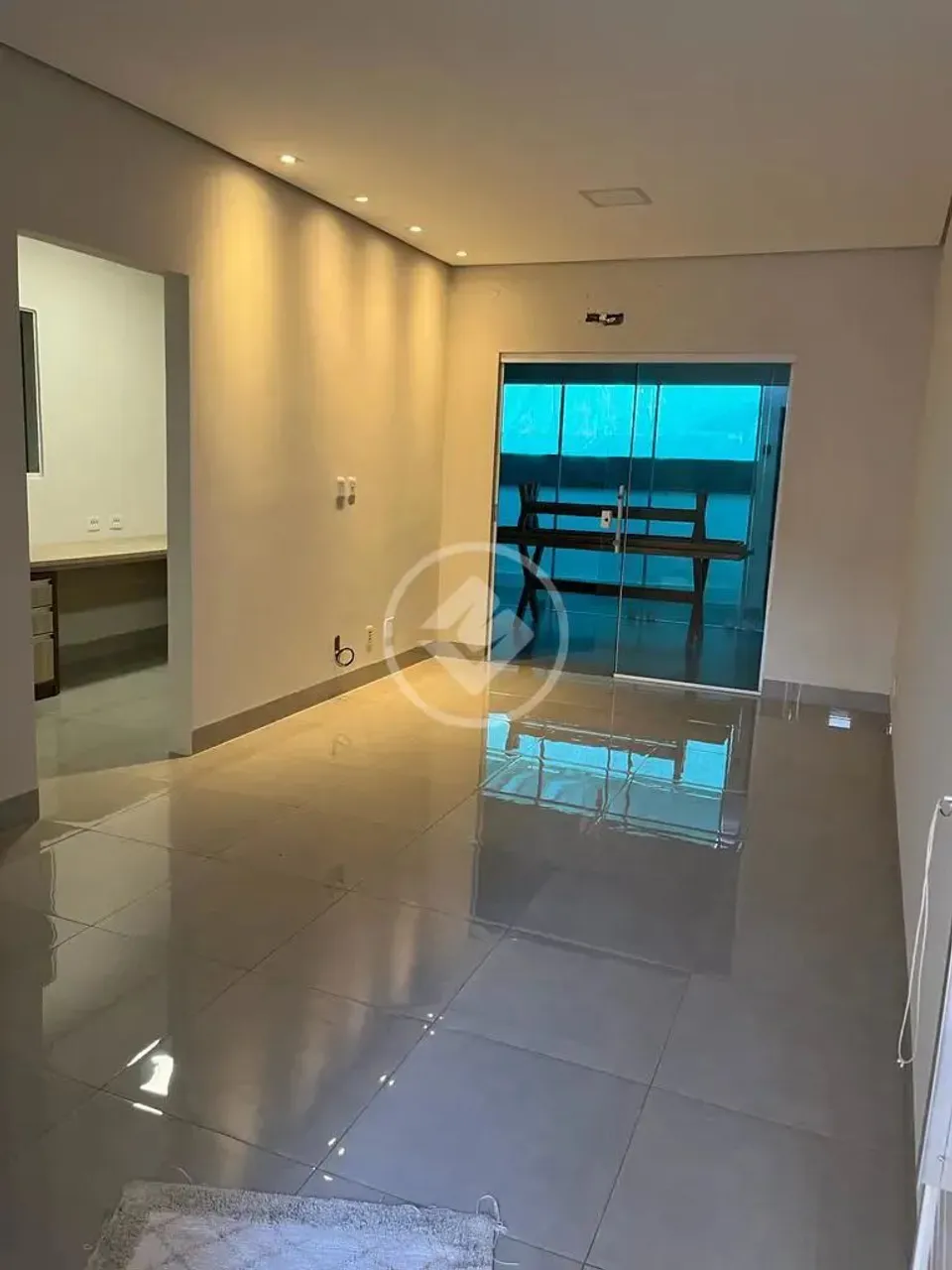 VENDE-SE Casa em condomínio três quartos reformada. R$ 600.000,00. codigo: 99371