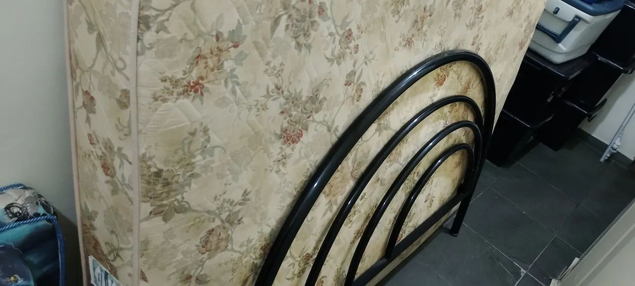 Colchão semi ortopédico com cama de ferro resistente muito fácil de montar c encaixe 