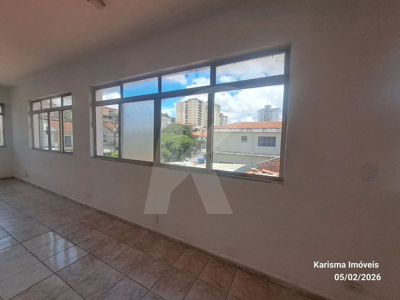 Salão medindo 110 m² com 2 banheiros. - Foto 5