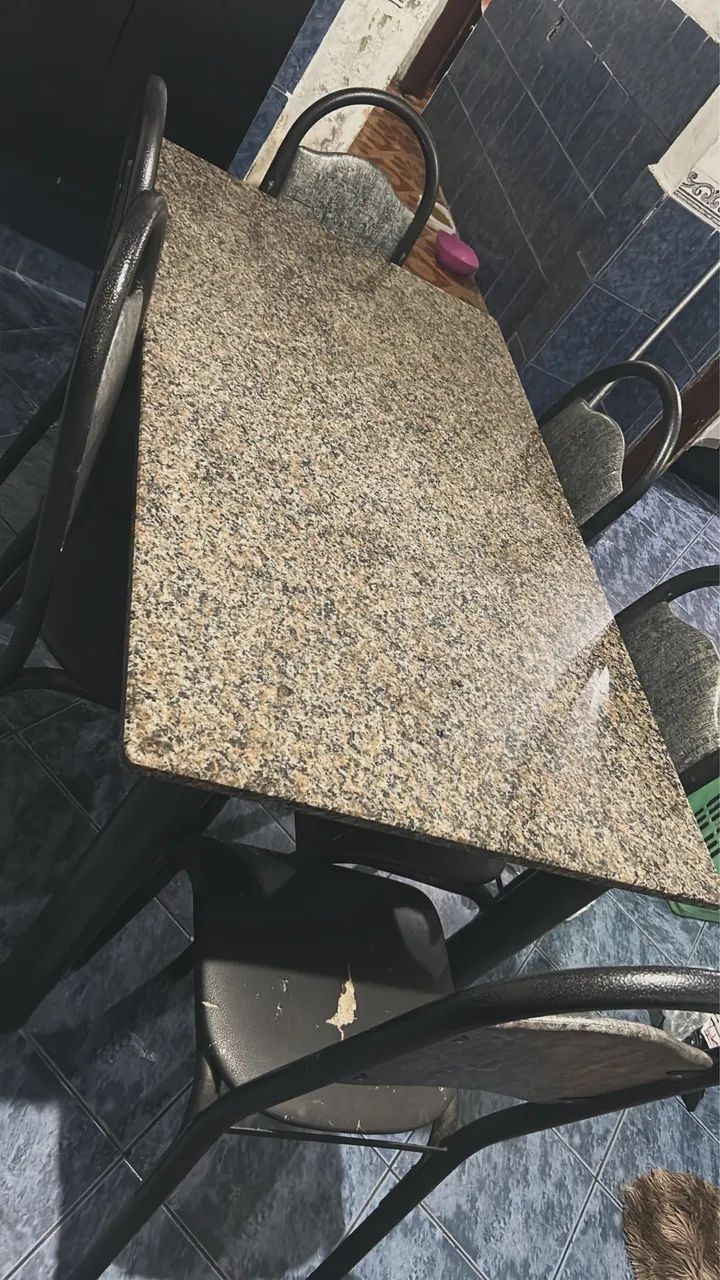 Mesa com 6 cadeiras 