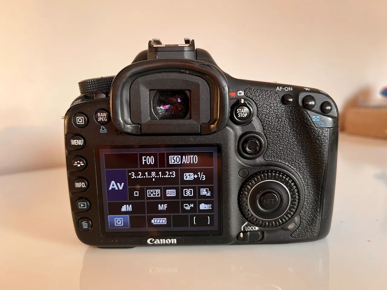 Câmera Cânon 7D + Grip - Foto 2