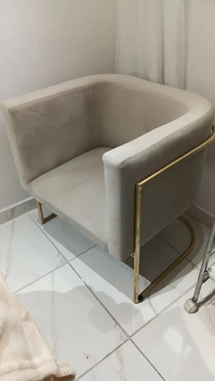 Poltrona em suede com base dourada - Foto 4