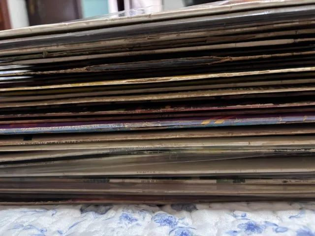 Kit surpresa contendo 5 Discos de Vinil variados e Aleatórios.