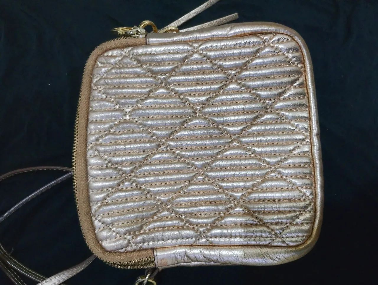 Vendo bolsa de grife luz da lua em perfeito estado  - Foto 4