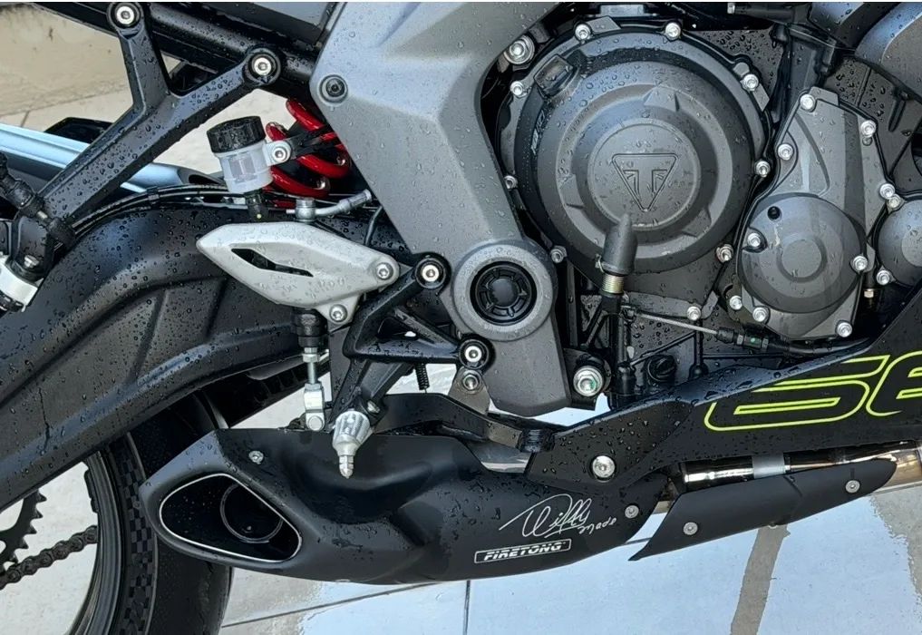 Vendo/troco Triumph Daytona 660 2025 IMPECÁVEL  - Foto 3