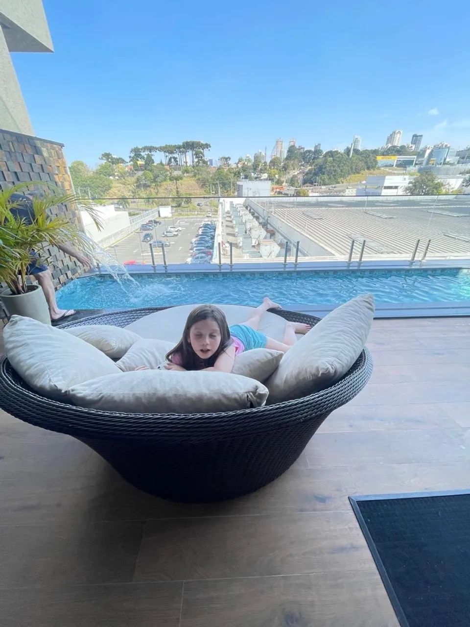 Vendo chaise em ótimo estado, acompanha almofadas  - Foto 3