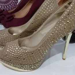 Sapato Peep Toe Arezzo Nude Cravejado Tachas Douradas Salto Metalizado Tam 38