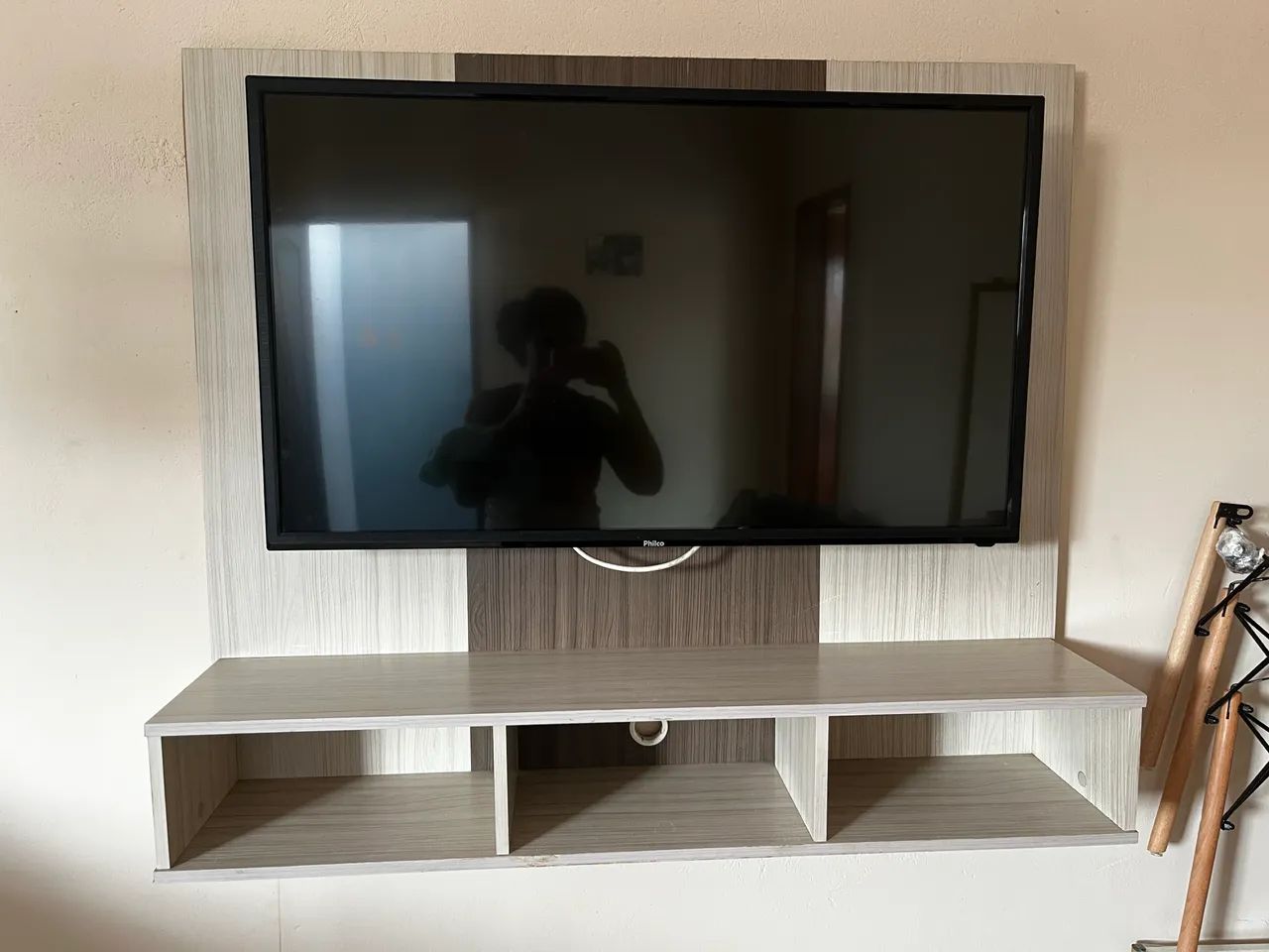 Painel de TV Suspenso com Nichos - Excelente Estado - Foto 3