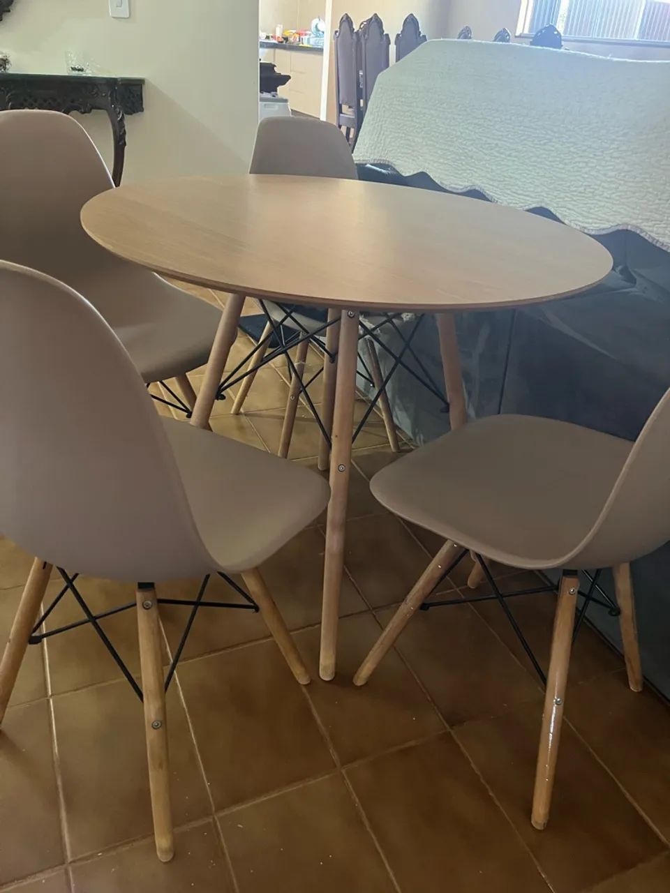 Conjunto Eames Eiffel Mesa + 4 cadeiras  - Foto 2