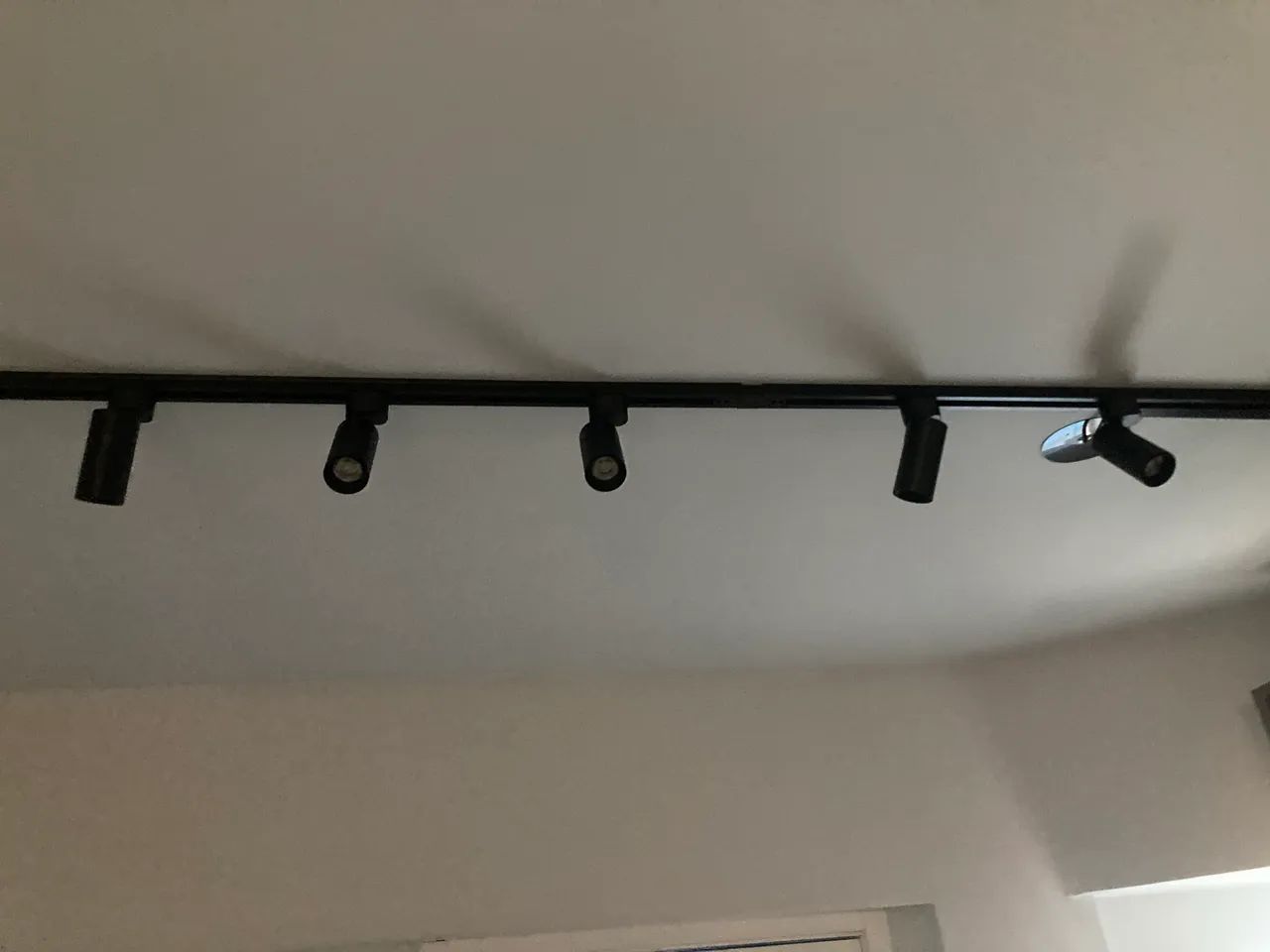 Trilho eletrificado 2m com 6 spots Branco Frio - Foto 3