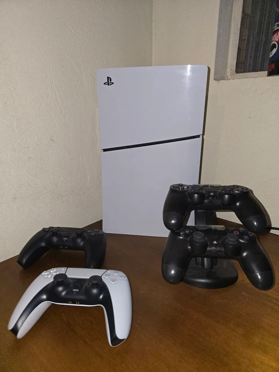 Vendo PlayStation 5 Slim Digital com 1tb, 2 controles ps5 e 2 de ps4
