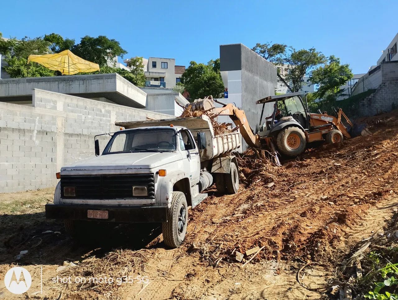 Aluguel de Retroescavadeira e caminhão  - Foto 5