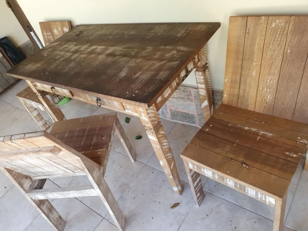 Mesa Rústica de Madeira Maciça com 3 Cadeiras e 2 Gavetas - Foto 2