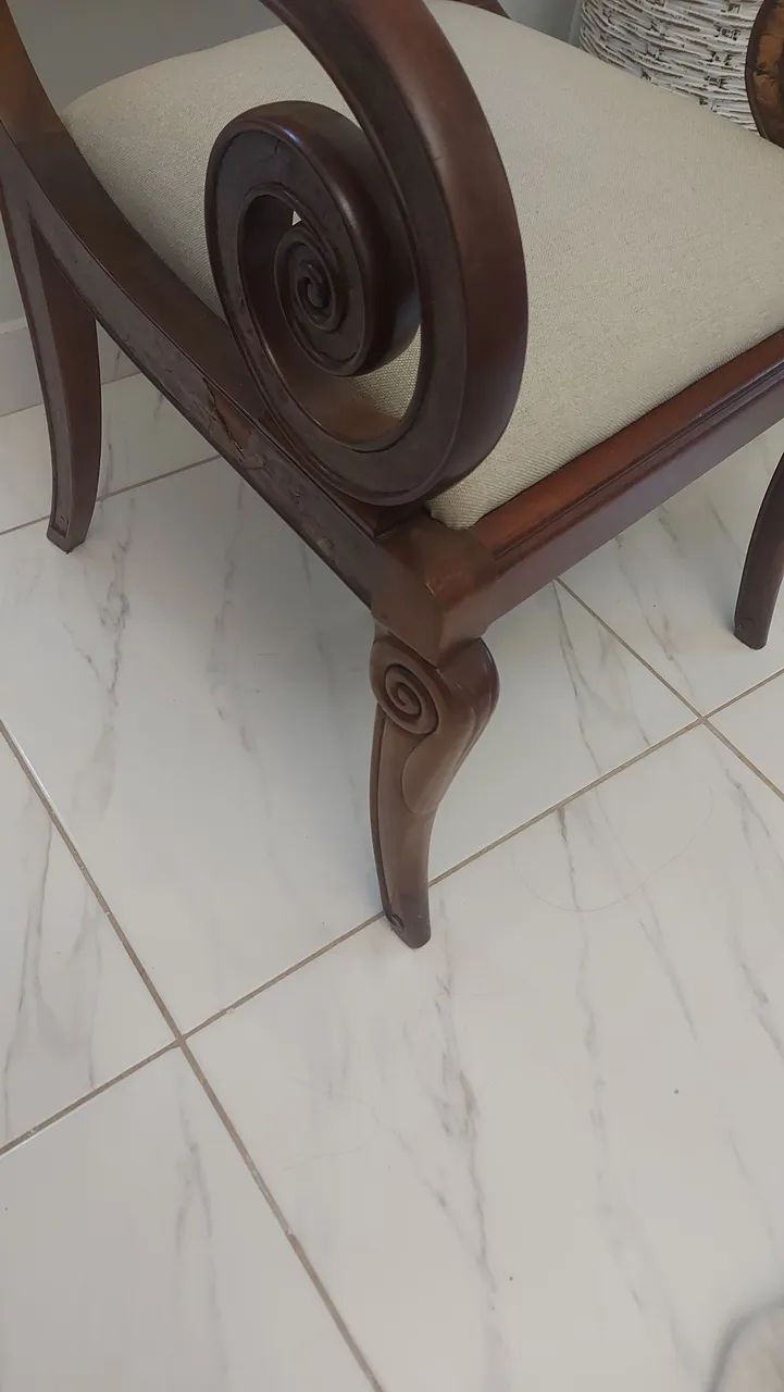 Lindas Poltronas em.Imbuia clássicas antigas - Foto 3