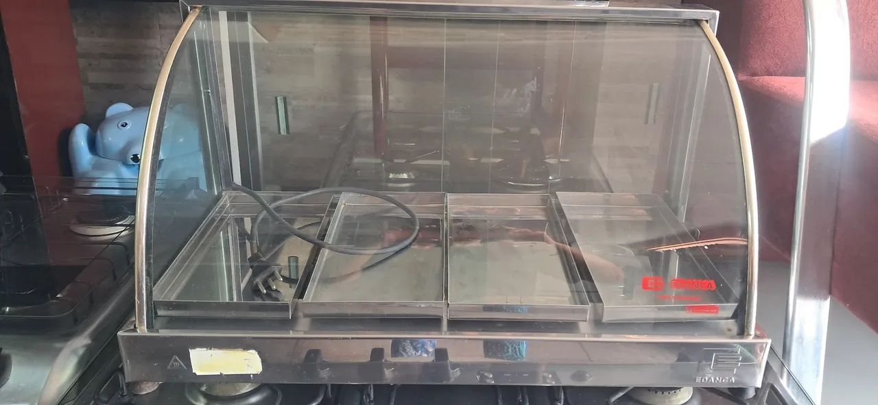 Uma estufa comum com 4 bandejas voltagem 110V.