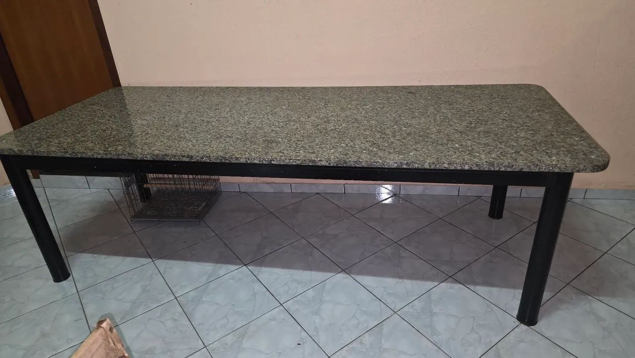 Mesa de granito grande com estrutura de ferro