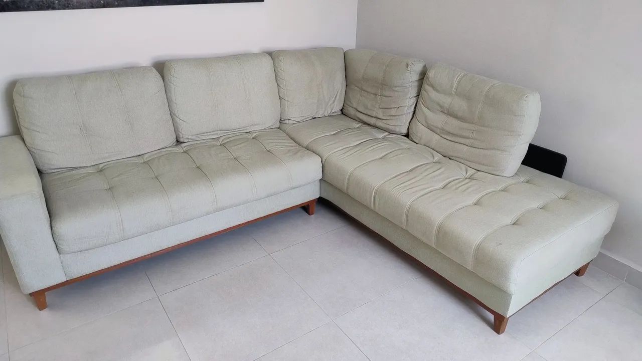 Sofá em L, tecido linho, pés de madeira 