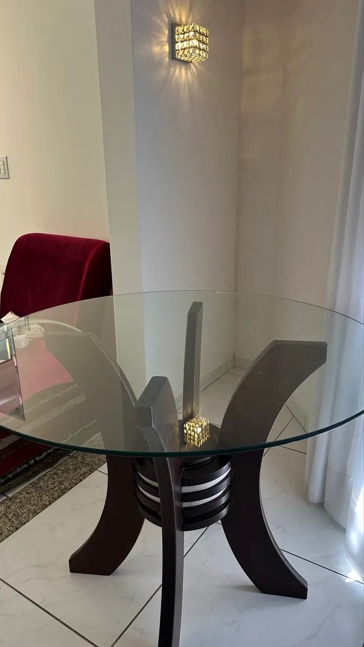 Mesa de vidro redonda com apoio em madeira