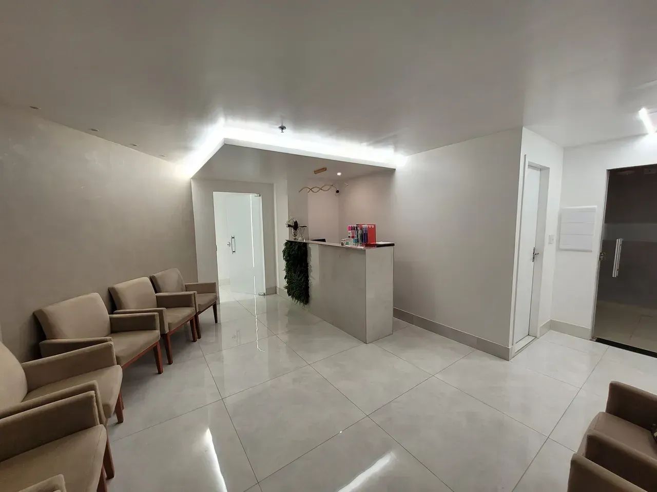 Parque Office Alugo Sala de 120m² com 5 salas ,Recepção e 2 banheiros