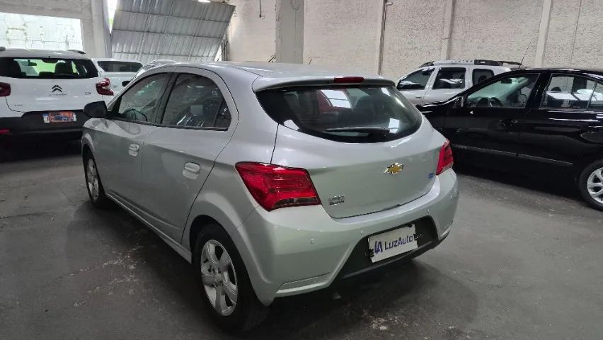 Chevrolet Onix Hatch Advantage 1.4 8V Flex Aut. 4P 2019 - Foto 3