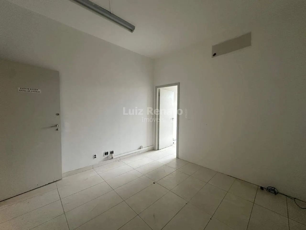 Ótima Sala Comercial 43,93, na Avenida Raja Gabaglia. Gutierrez.