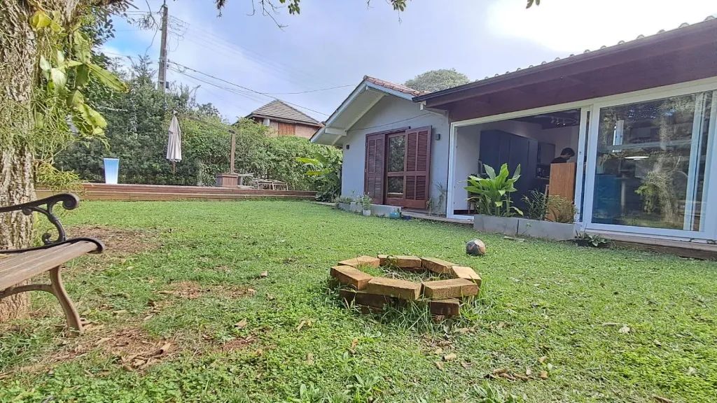 Casa com Piscina e Amplo Terreno - Porto da Lagoa - Florianópolis