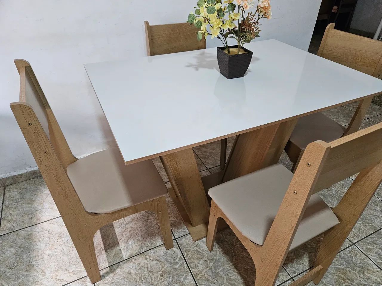 Mesa Nova com 4 cadeiras, Entrego também!!