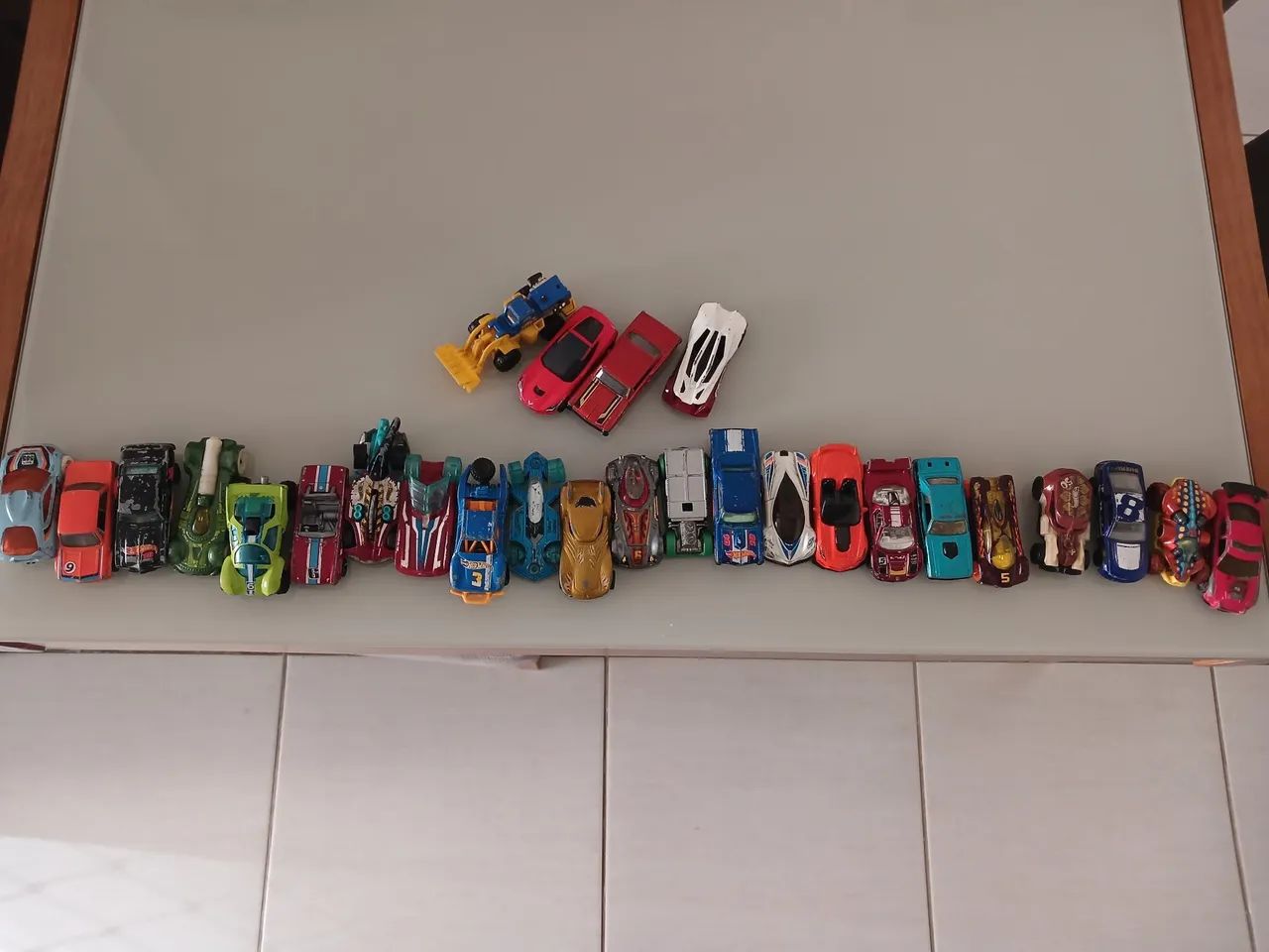 Lote com 27 carrinhos de brinquedo usados