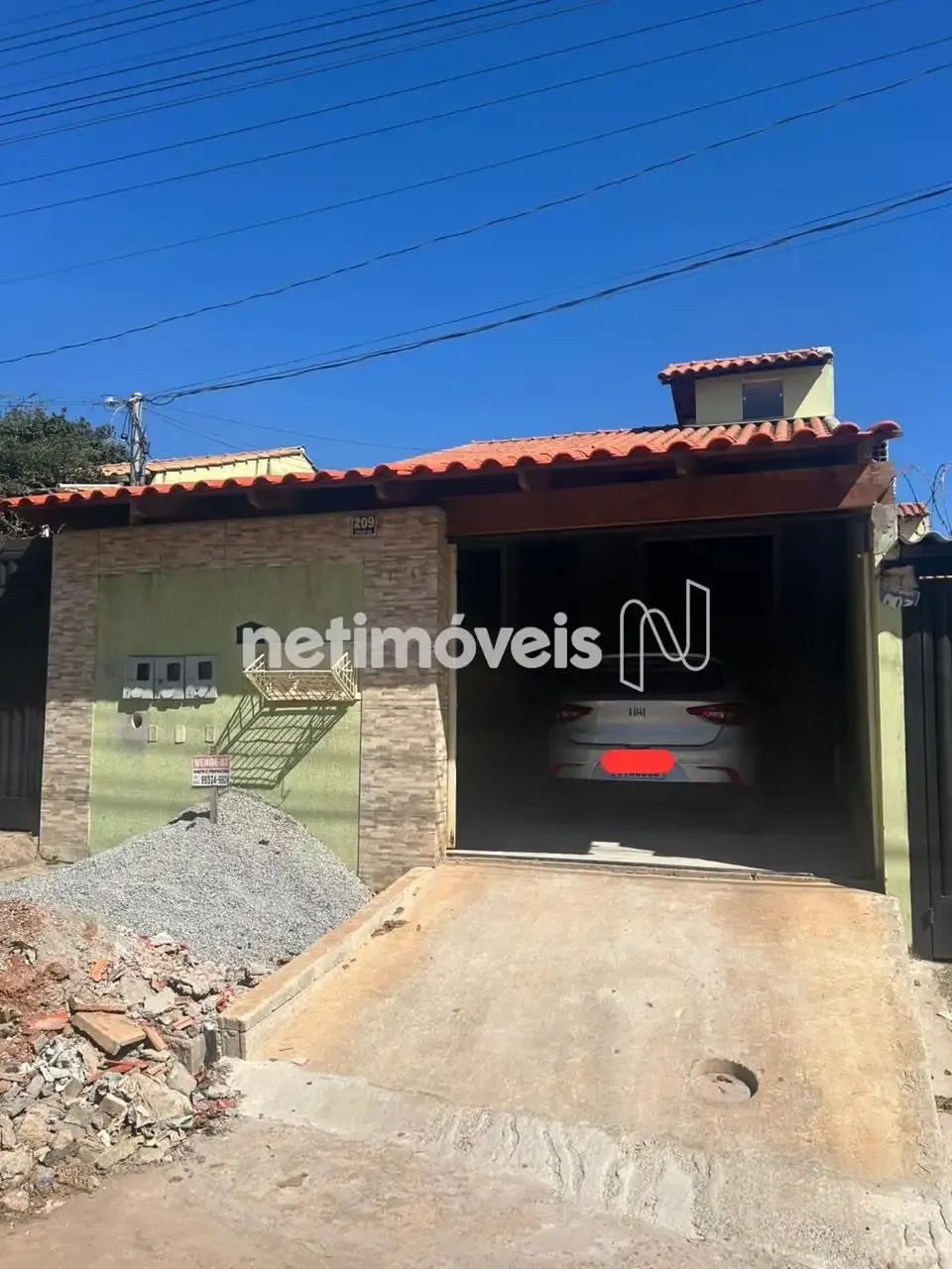 Casa Geminada com 2 Quartos, Móveis Planejados e Varanda Colonial