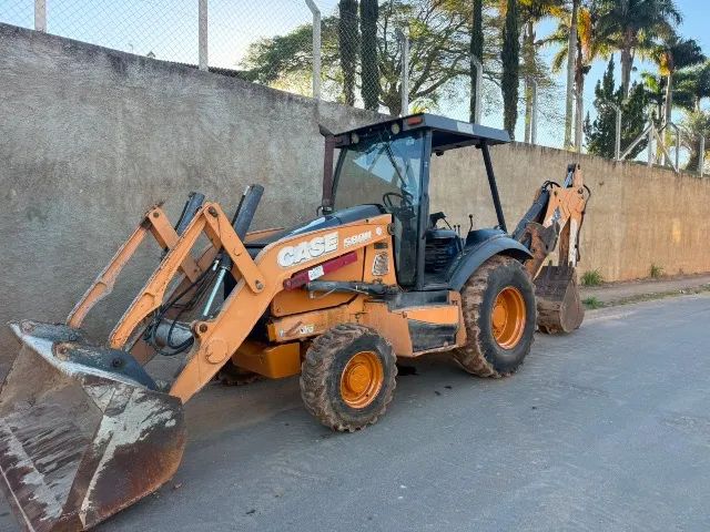 Retroescavadeira Case 580N 