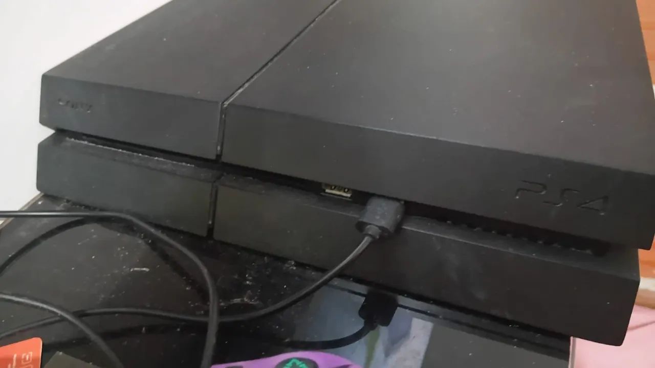 Vendo ps4 FAT com dois controles e jogos em cd  - Foto 4