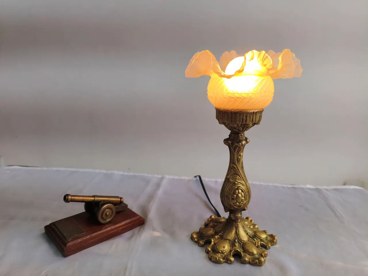 Luminária e artefato de bronze.