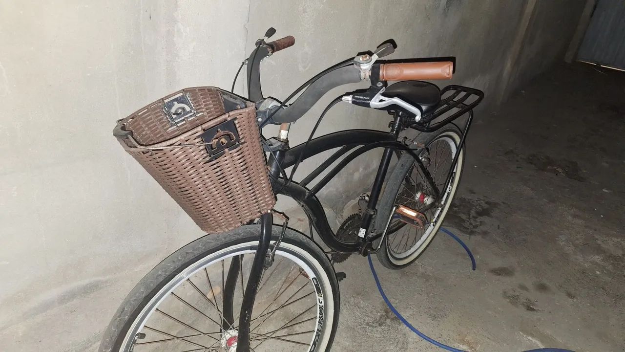 Bicicleta preta com cestinha - Foto 2