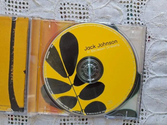 CD In Between Dreams do cantor Jack Johnson, lançado em 2005. - Foto 2