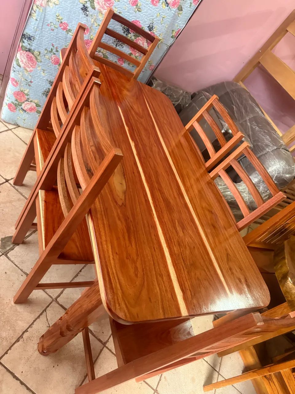 Mesas 6 cadeiras novas pernas trabalhadas  - Foto 3